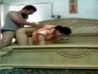 Iraqi föräldrar gående vid det vovvenutformar v2-asw802
