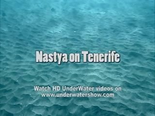 Nastya ýüzmek ýalaňaç in the sea