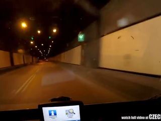 Increíble realidad - extraños voyeurs observando checa taxi coche en acción