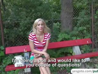 Võrgutaja blond nesty võtab a erootiline survey