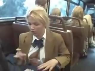 Blond femme fatale sucer asiatique juveniles membre sur la autobus