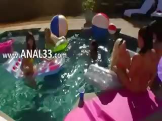 Terkemuka kelompok anal kesenangan oleh itu swimmingpool