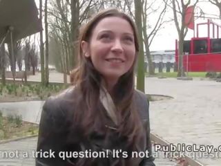 Belgisch heiße schnitte saugt penis im öffentlich