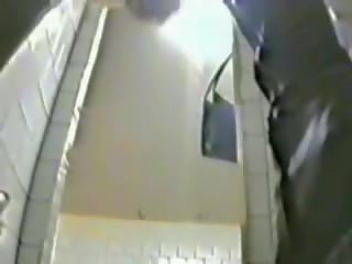 P0 voyeur verborgen camera toekijken meisjes plassen in russisch universiteit toilet