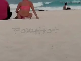 Mostrando el culo en tanga por la playa y calentando a hombres&comma; yksin dos se animaron a tocarme&comma; klipsi completo en xvideos punainen