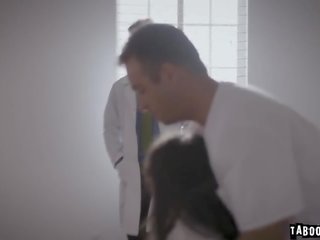 Doctors michael at chad move nila cocks closer upang nymphomaniac pasyente emily