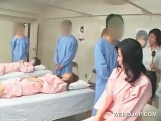Aziatike brune i ri zonjë goditjet me lesh putz në the spital