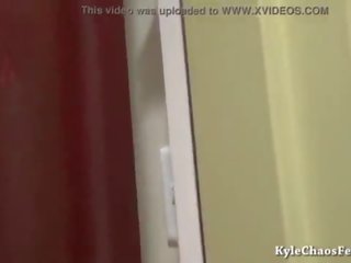 Kingsley forgets da zaklepanje na vrata - limp dekleta