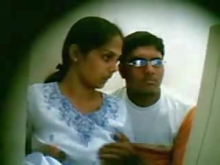 Caméra espion captures amateur jeune indien couple baise mov