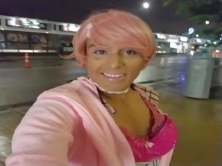 Masturbándose en rosa en calle