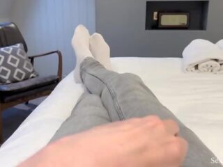 Paso mamá y hijo compartir un cama en un hotel habitación