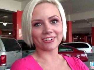 Paskudne blondynka nastolatka palce jej przebite minge w samochód