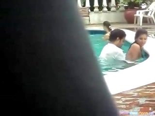 Çift fucks në një publike pishinë vid