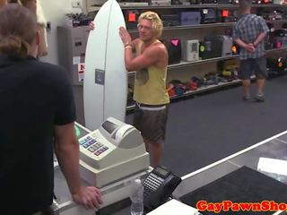 Hétero surfer spitroasted em loja de penhores