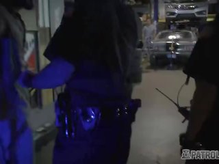 Mechanic loja owner fica sua ferramenta polished por oversexed fêmea policiais