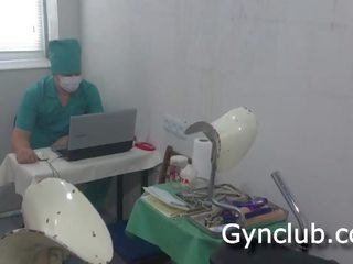 Exame em o ginecologista cadeira de um dildo e um vibrador (04)