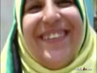 Хиджаб жена смучене в публичен