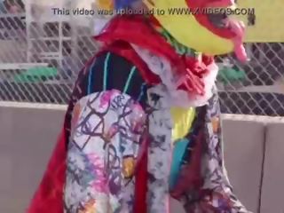 Gibby il clown scopa succosa tee su atlanta’s più più popolari autostrada