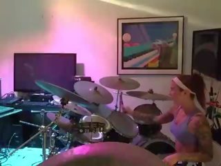 Felicity feline drums と jams ととも​​に 友人 後ろ ザ· シーン